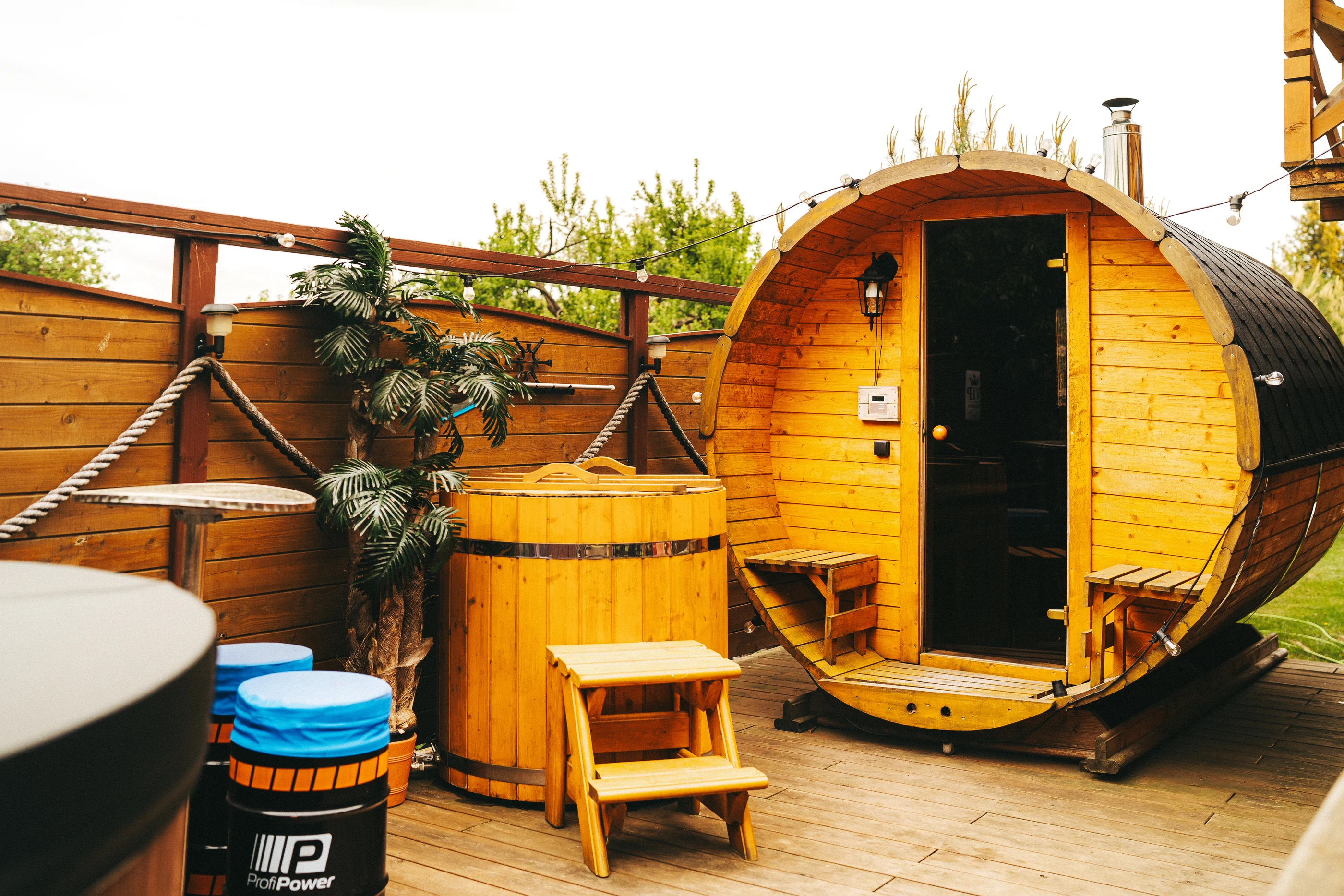 Drewniana sauna i balia w prywatnej strefie SPA
